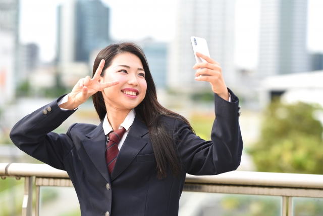 自撮りする女子高生